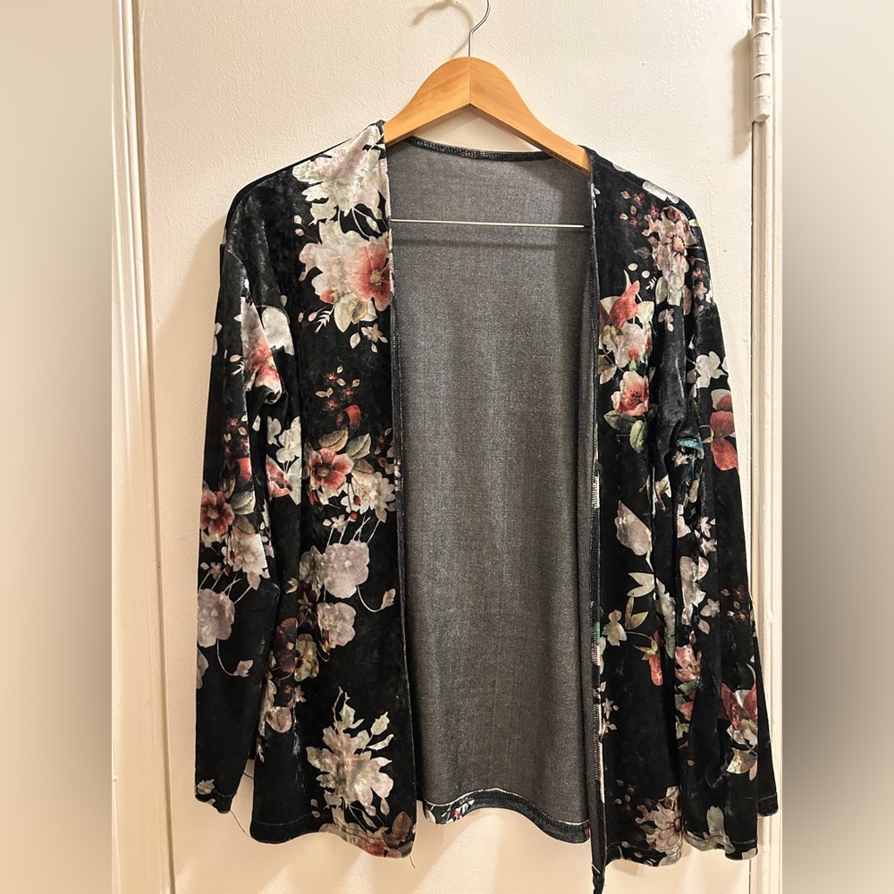 3/$10 🏷️ Floral Black Velvet Short Duster